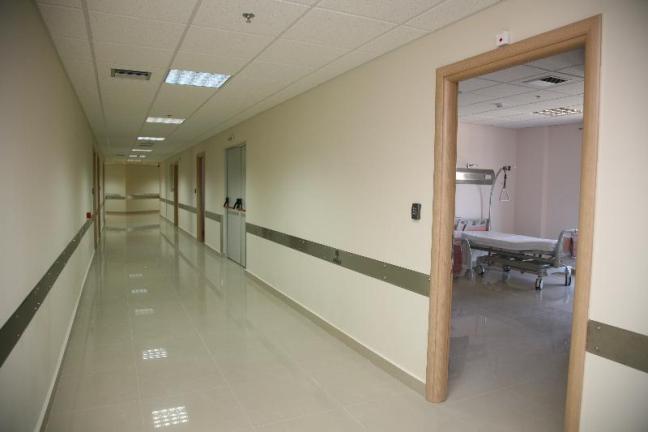 يوانينا: القبض علي رجل يبلغ من العمر ٥٧ عامًا تظاهر بأنه طبيب في مستشفى خاتزيكوستا