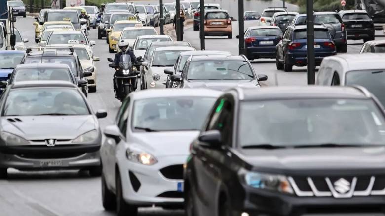 ازدحام مروري لخمس سيارات على أتيكي أودوس عند تقاطع بنتيلي