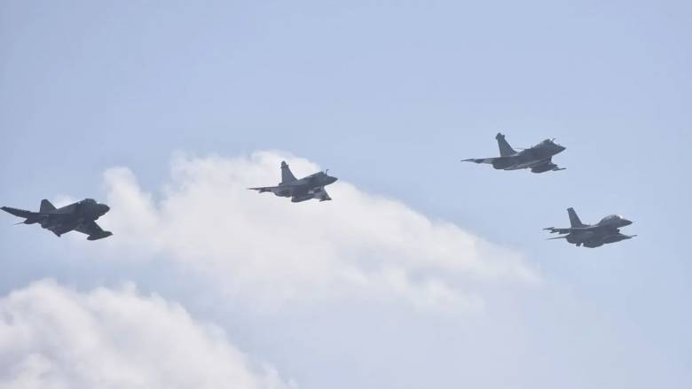 مرور طائرات القوات الجوية فوق أتيكا اليوم الأربعاء