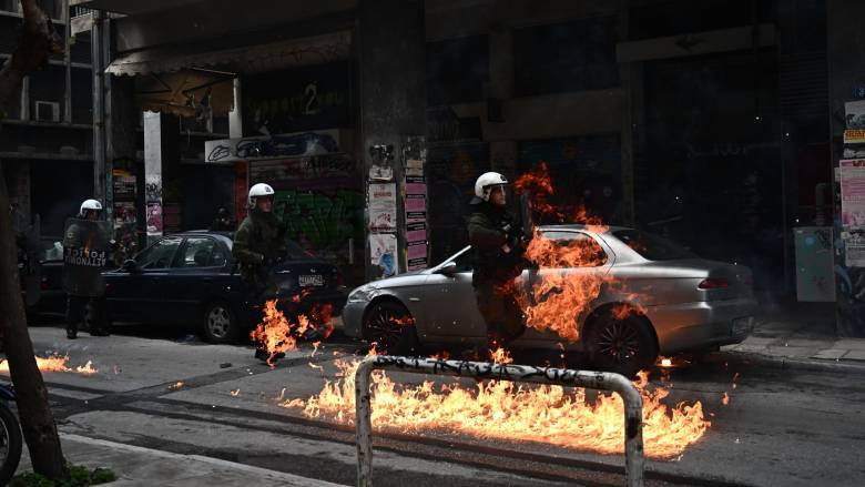 حوادث الصباح الباكر في إكسارخيا: إصابة ثلاثة ضباط شرطة - اعتقال تسعة اشخاص