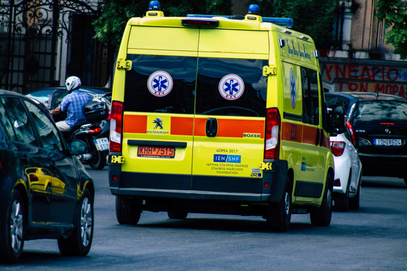 حادث مروري في ليوفورو أثينون: دهست سيارة فتاة تبلغ من العمر ١٧ عامًا و أصابتها بجروح خطيرة