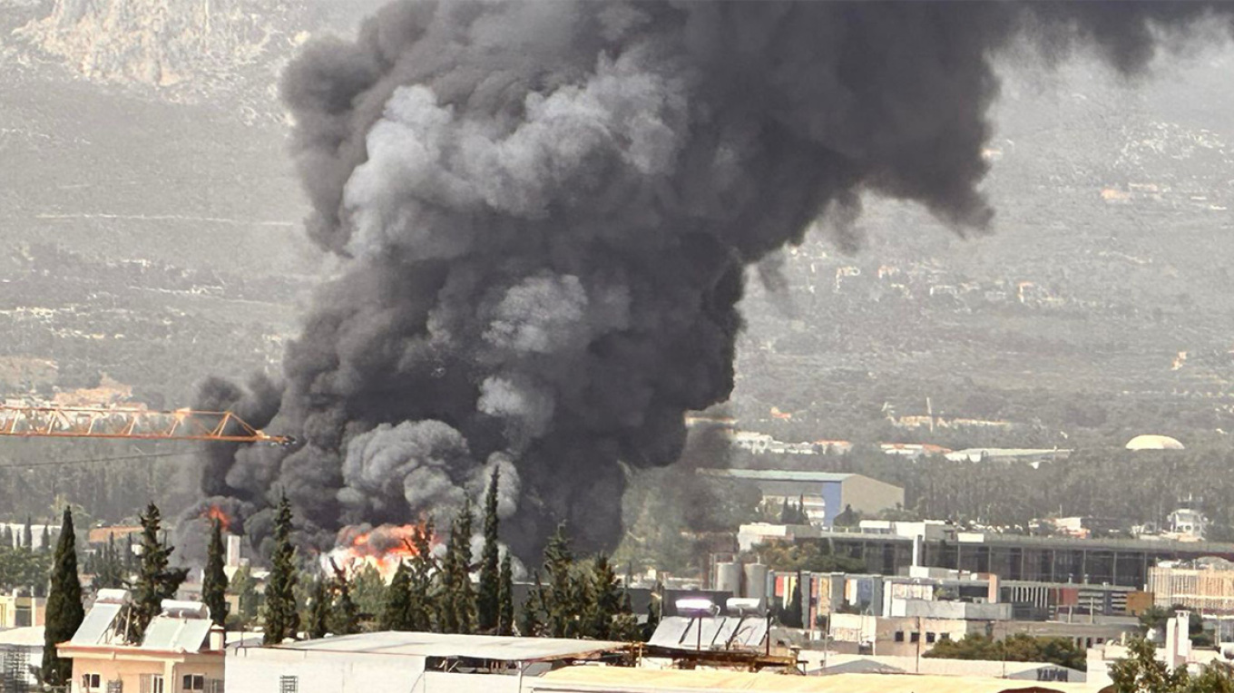 كيفيسيا: حريق كبير بعد انفجار في مصنع و احتراق الستايروفوم و البلاستيك