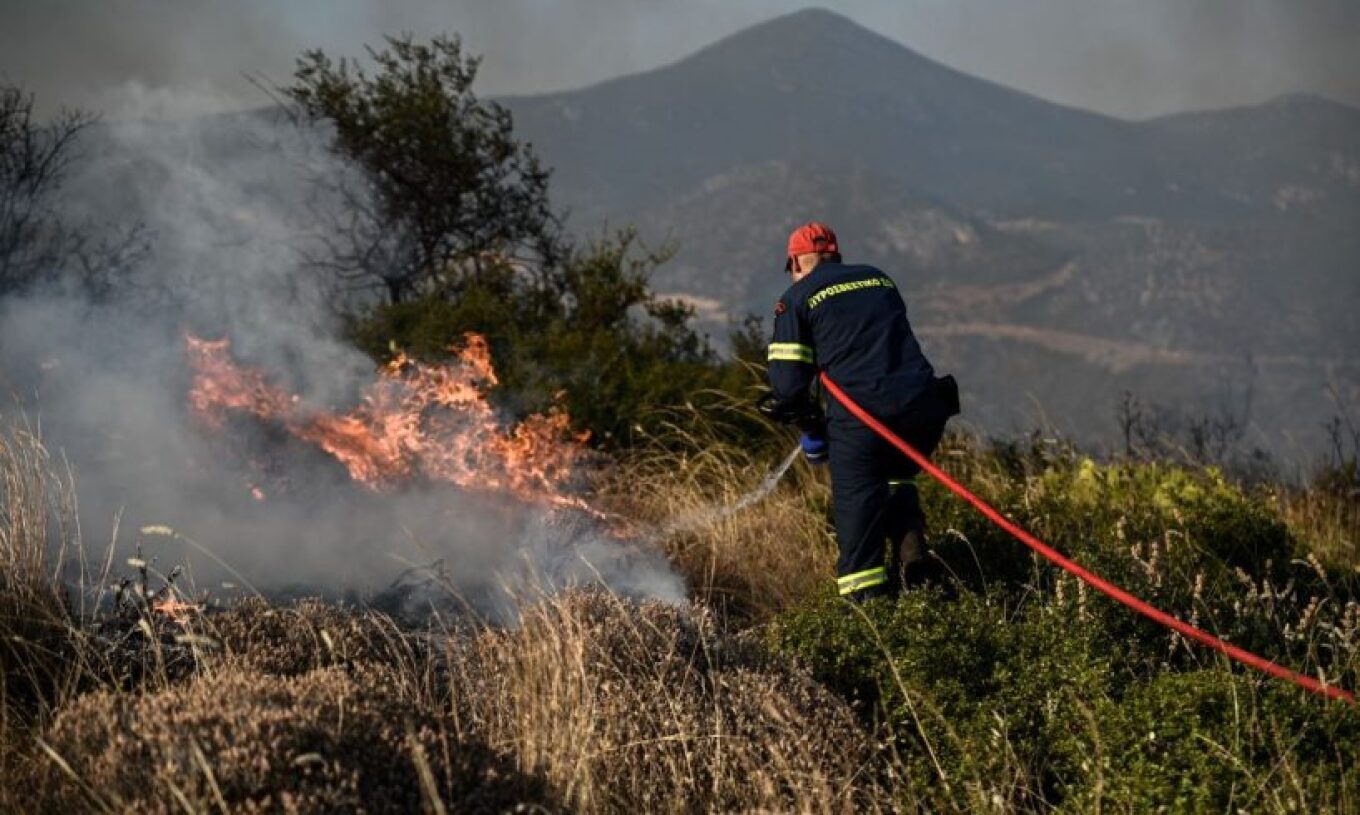 حريق في أسبروبيرغوس بالقرب من طريق أتيكا