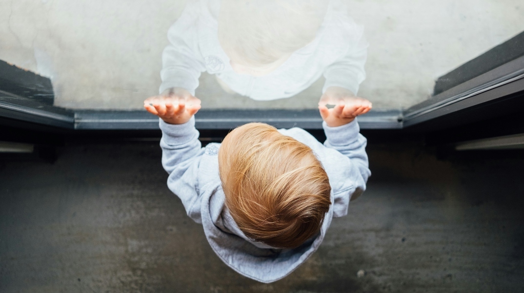 كريت: احتجاز شاب يبلغ من العمر ٢١ عامًا مؤقتًا بتهمة الاعتداء على فتاة تبلغ من العمر ٢.٥ عامًا