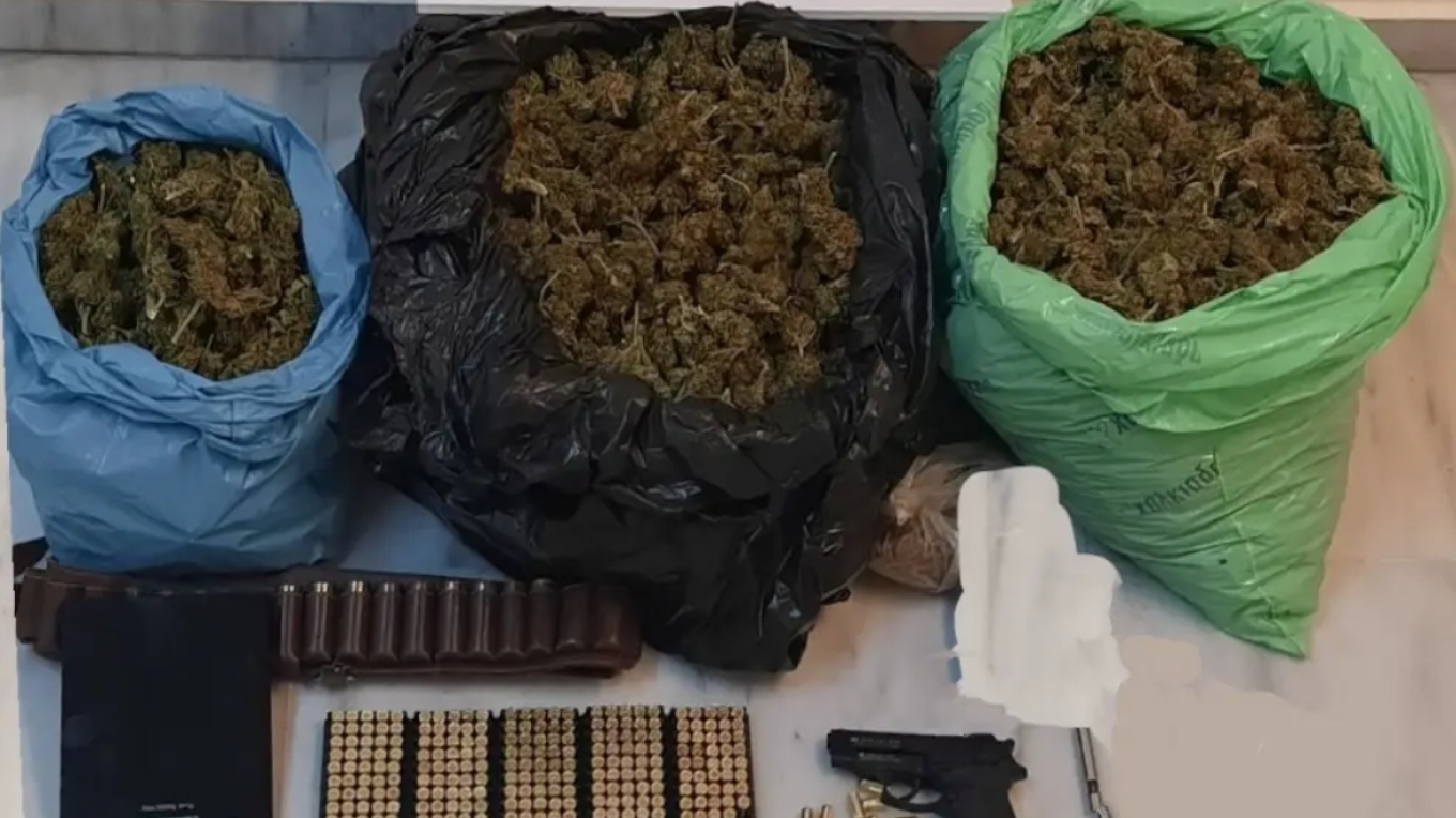 هيراكليون: ألقي القبض على رجل يبلغ من العمر ٢٨ عامًا أثناء استلامه طردًا يحتوي على ٤.٣ كجم من الحشيش