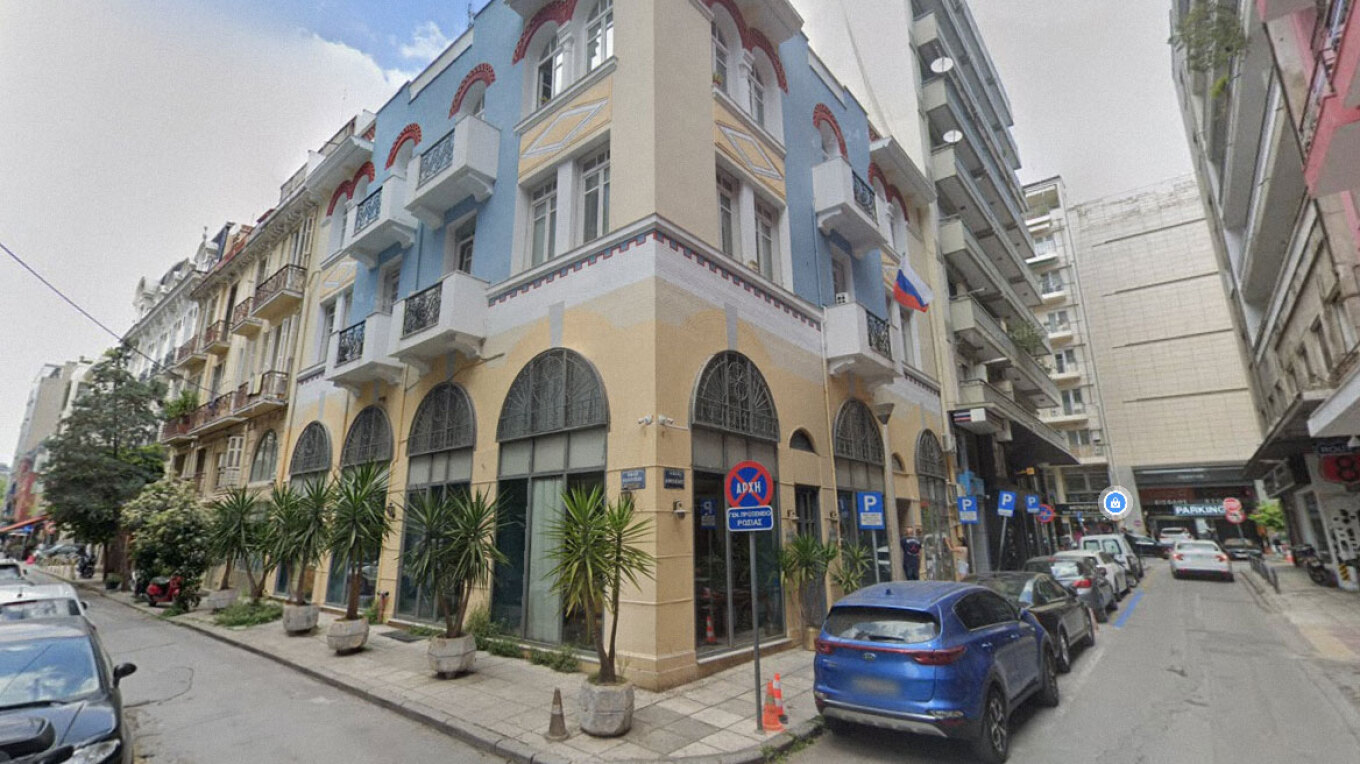 سالونيكي: أدين رجل يبلغ من العمر ٢٩ عامًا ألقى طلاءًا أبيض على القنصلية الروسية