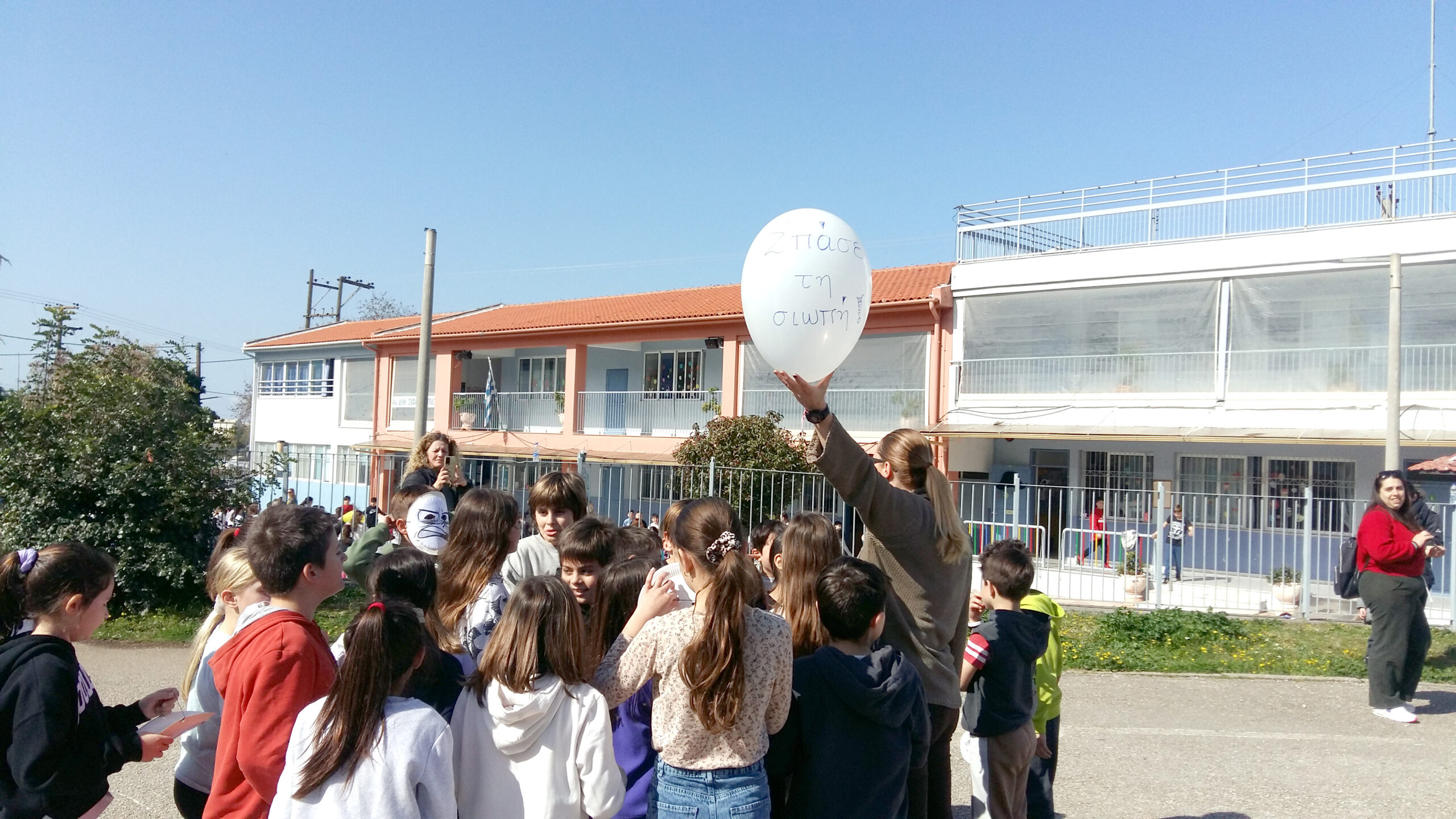 الجرس الأخير اليوم للمرحلة الابتدائية و رياض الأطفال - نهائيات الصف الأول و الثاني الثانوي