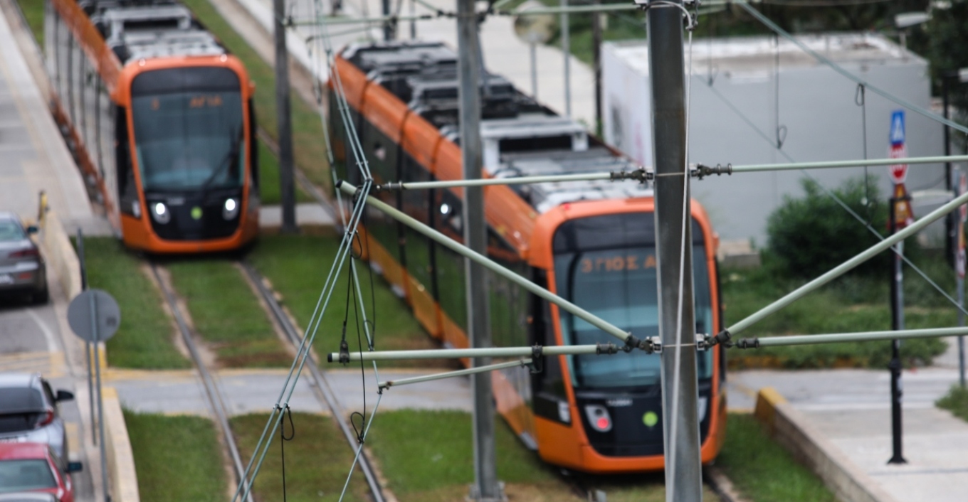 سقوط رجل على مسارات الترام