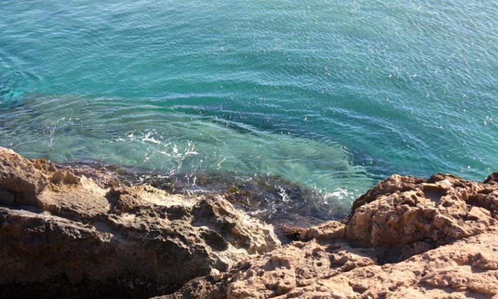 ميتة تبلغ من العمر ٢١ عامًا في كالاماتا: سقطت من منحدر و انتهى بها الأمر على صخور الشاطئ