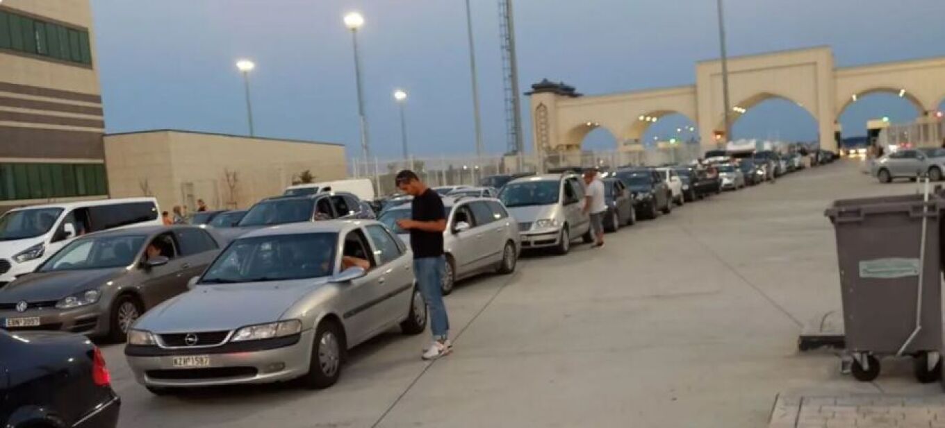 طوابير بطول سبعة كيلومترات في إيفروس من قبل الأتراك الذين أرادوا القدوم سياحه إلى اليونان