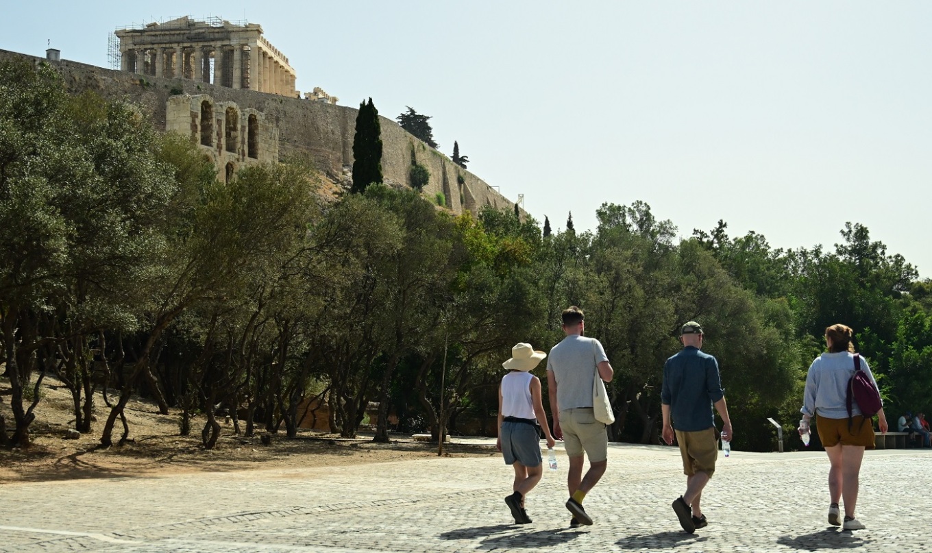 جميع المواقع الأثرية مغلقة من الساعة ١٢:٠٠ ظهراً حتى الساعة ١٧:٠٠ مساءً في أثينا بسبب الحرارة
