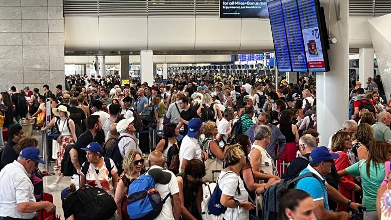 صور الفوضى و التأخيرات الطويلة في مطار الفثيريوس فينيزيلوس