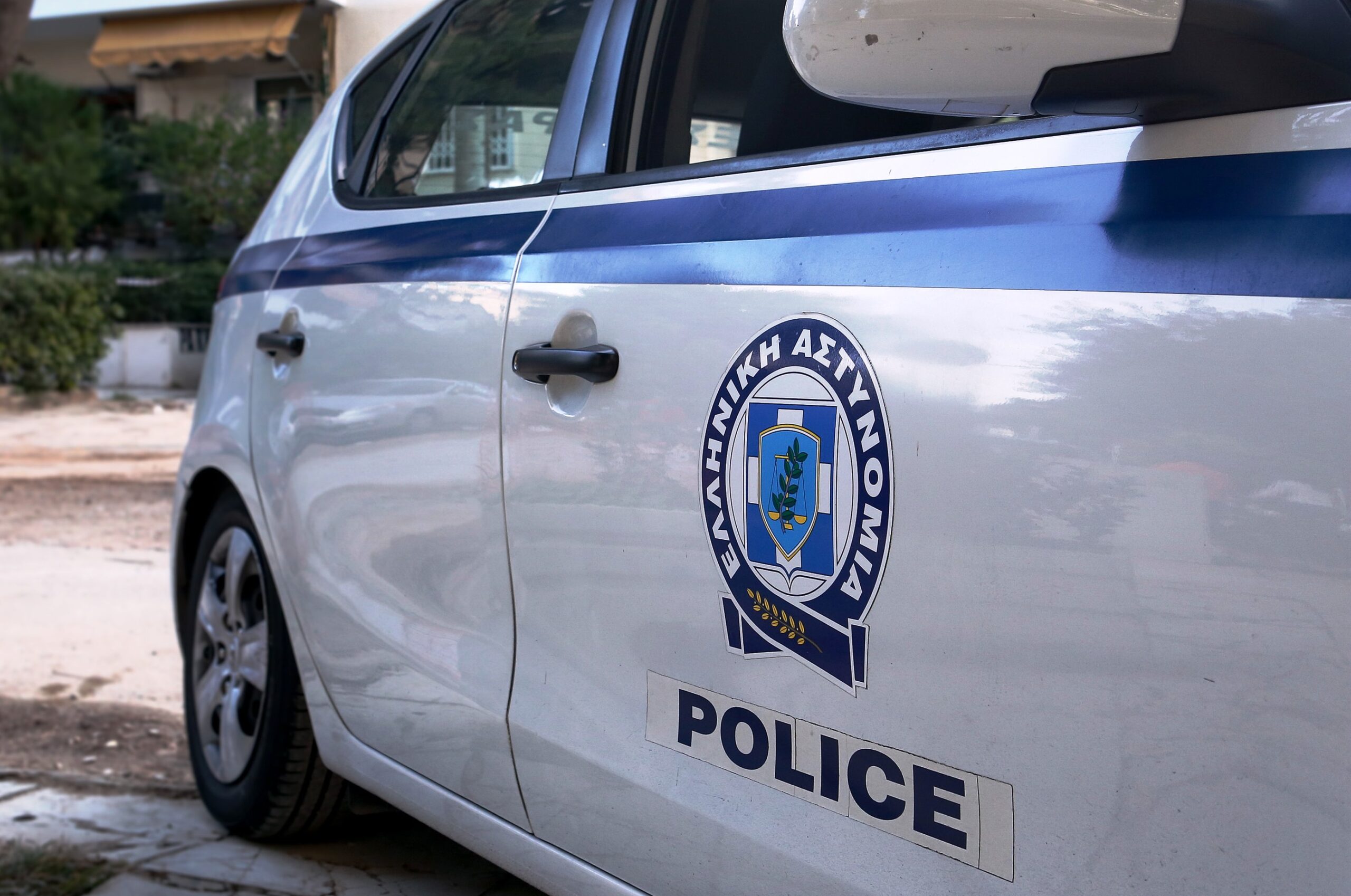 ألقي القبض على رجل يبلغ من العمر ٥٣ عامًا في كافالا بتهمة محاولة القتل بعد طعن رجلين