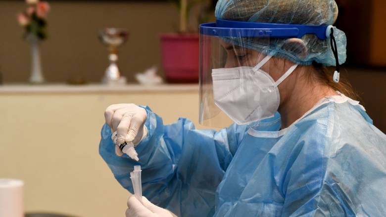 فيروس كورونا: عودة الأقنعة و الاختبار السريع إلى مستشفى "ميتاكسا"