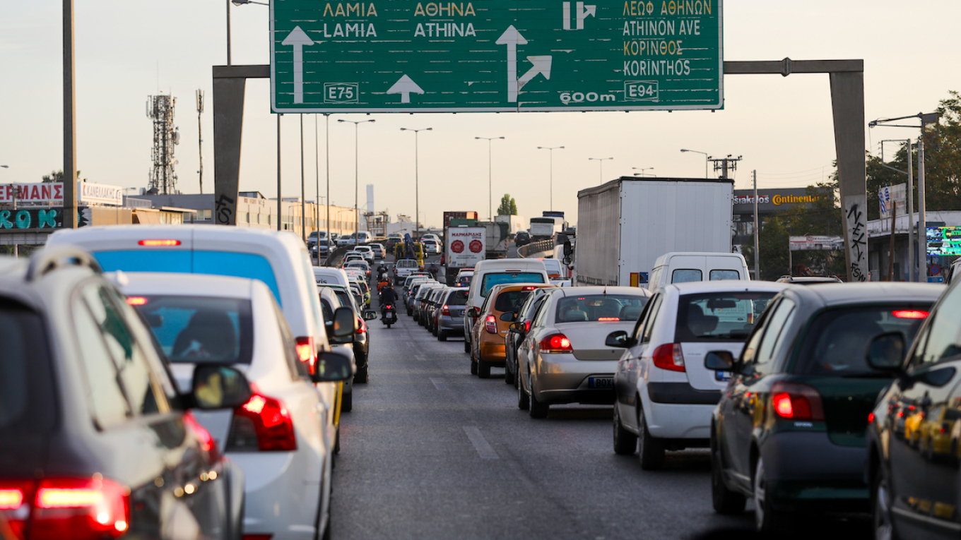 حركة المرور بالشوارع: ازدحام مروري على شارع اتيكي على ارتفاع ميتامورفوسي باتجاه المطار