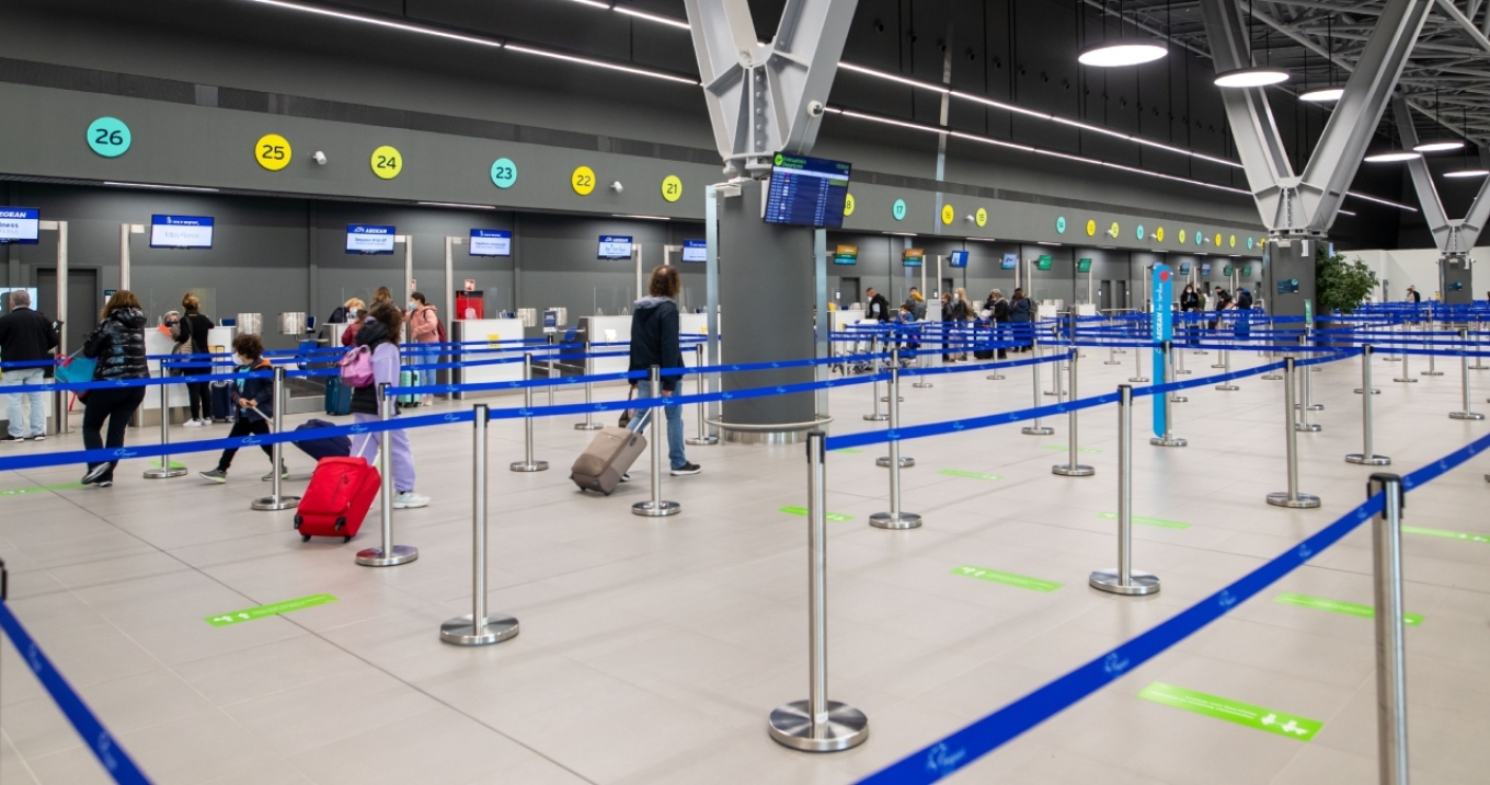 سالونيكي: رجل يبلغ من العمر ٢٧ عامًا هاجم موظفي المطار لأنهم لم يسمحوا له بالمرور من نقطة المراقبة