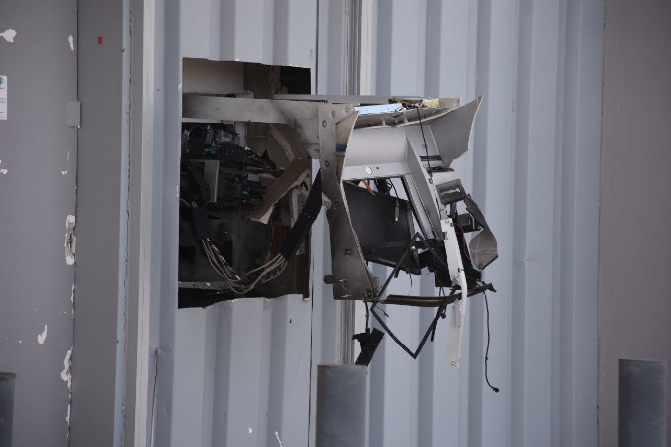 انفجار ماكينة الصراف الآلي في كورنثوس – ثلاثة منفذين