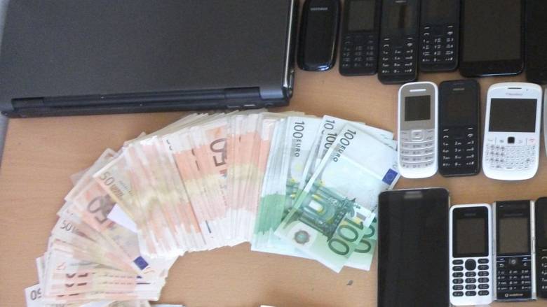 تكبيل يدي رجل يبلغ من العمر٥٤ عامًا قام بتهريب هواتف محمولة إلى عصابات