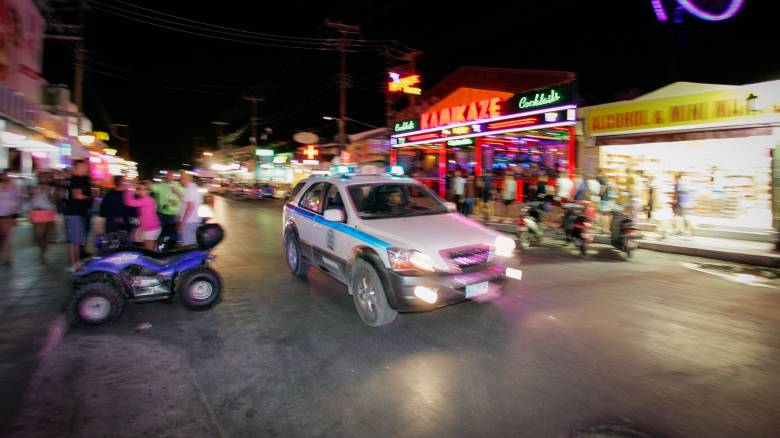 امرأة بريطانية مكبلة اليدين بتهمة تهريب المخدرات في لاغاناس