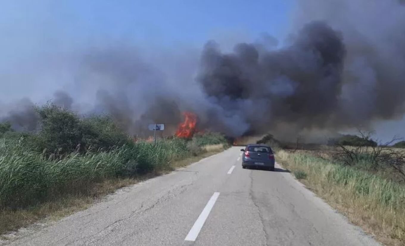 حريق في الغطاء النباتي المنخفض في رودوبي - تم إصدار امر لإخلاء منطقة أمبيلاكيا