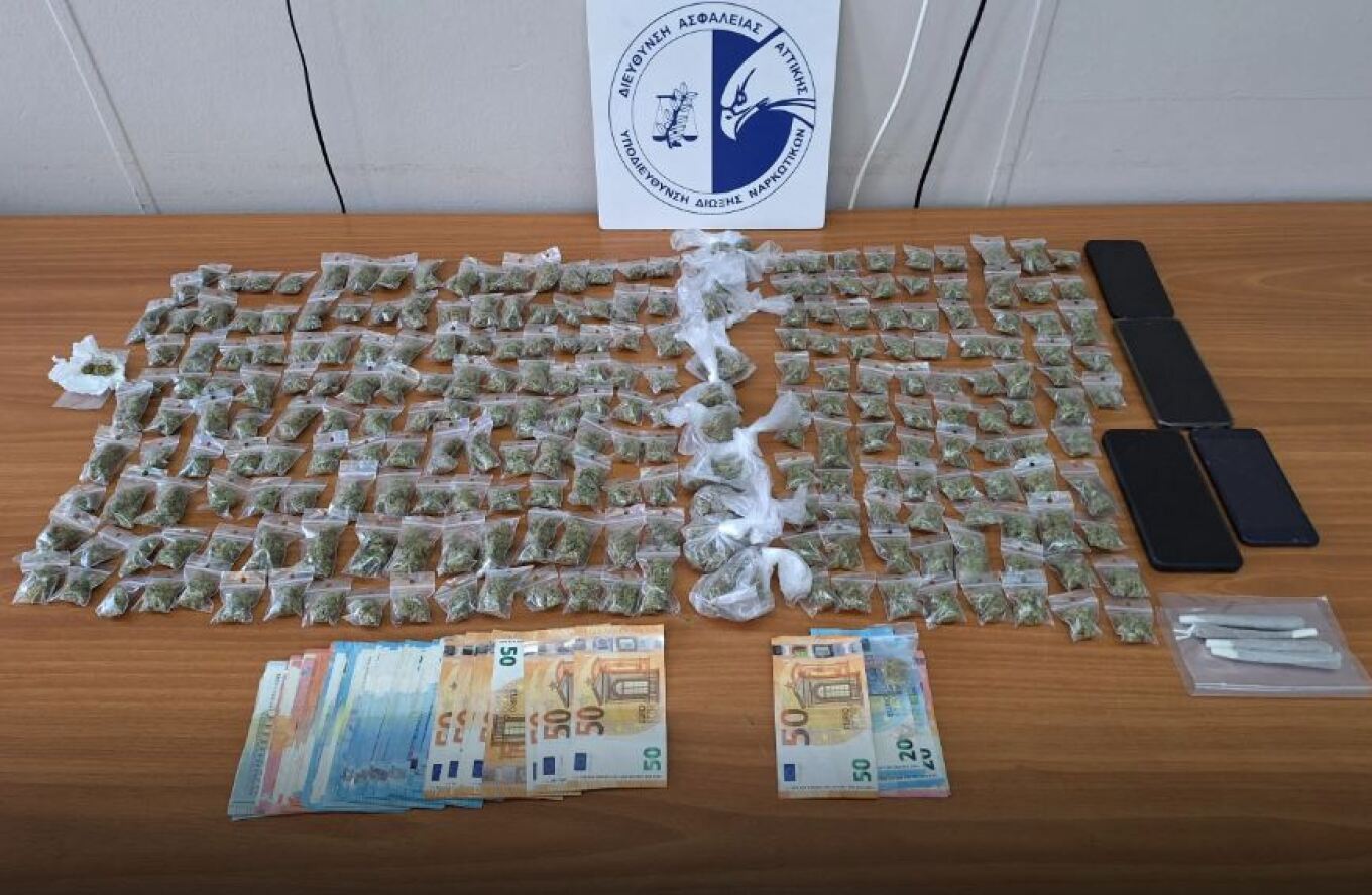 إلقاء القبض على ٣ أفراد من عصابة تتاجر بالحشيش الخام في أثينا
