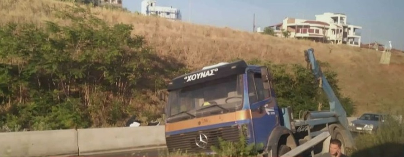 سالونيكي: اصطدمت شاحنة بعمود و انتهى بها الأمر في سيارة في الاتجاه المعاكس