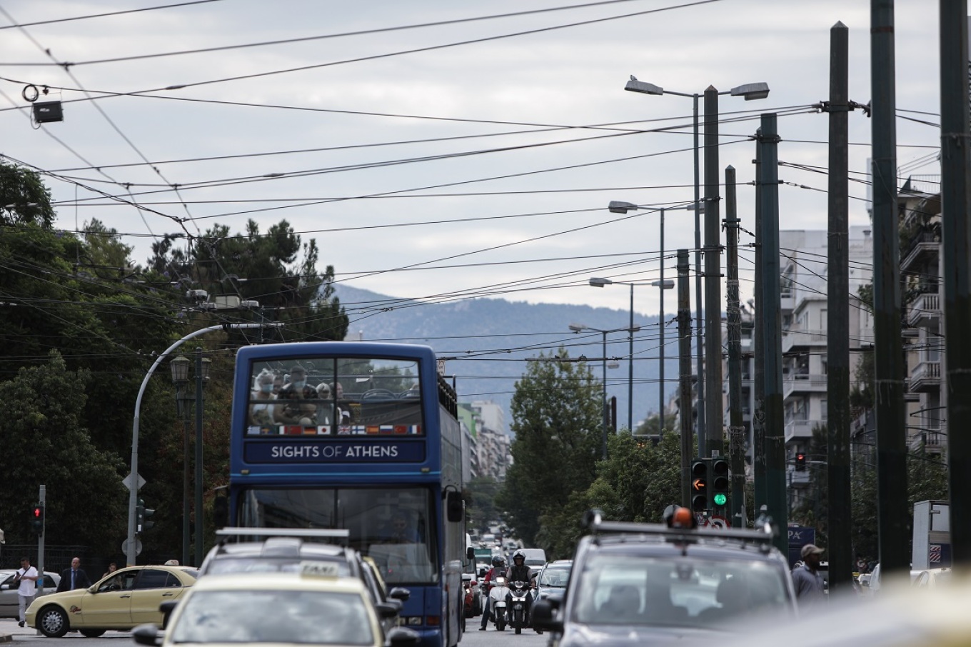 اصطدام سيارة بشجرة في شارع ألكسندرا تسببت في سقوطها