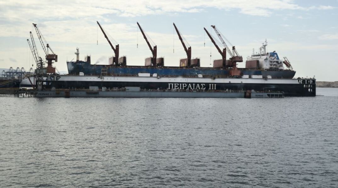 أصيب ثلاثة أشخاص بحروق أثناء أعمال إصلاح بناء السفن في بيراما