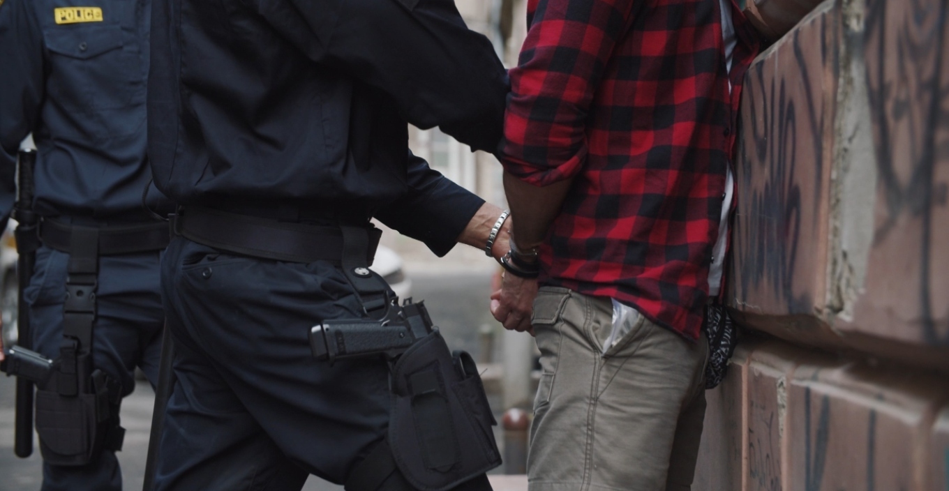 تم اعتقال ٣٢ شخصًا بعد عملية للشرطة في أومونيا و ميتاكسورجيو