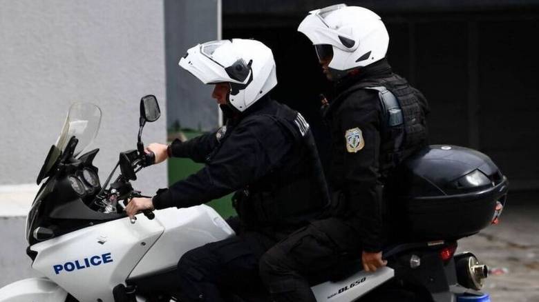 انذار في كيراتسيني: مجهولون القوا حقيبة بها قنابل يدوية و فنيي الاطفاء في مكان الحادث