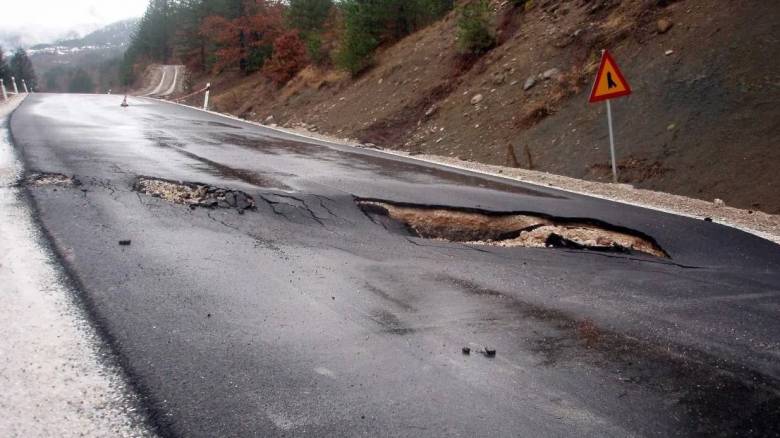 هبوط الطريق في بيرايوس و توقف حركة المرور