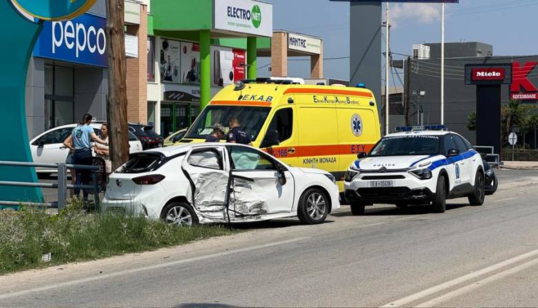 ازدحام مروري بسبب اصطدام حافلة مدينة و سيارتين في أسبروبيرغوس