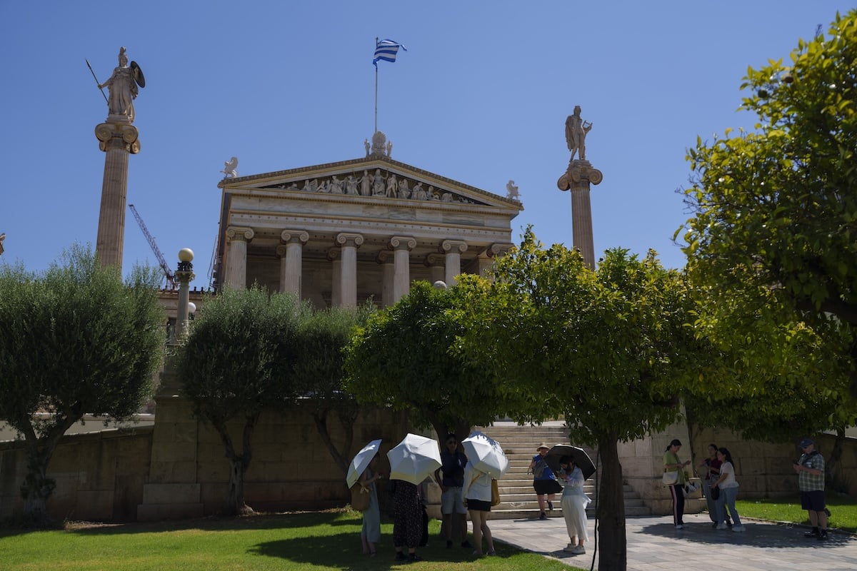 الطقس حار مع درجة حرارة تصل إلى ٣٨ درجة في مناطق مختلفه من البلاد