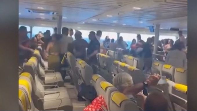 قتال شرس على متن سفينة متجهة إلى رافينا - شهادات تفيد بسحب سلاح و اعتقال ١٤ شخصًا