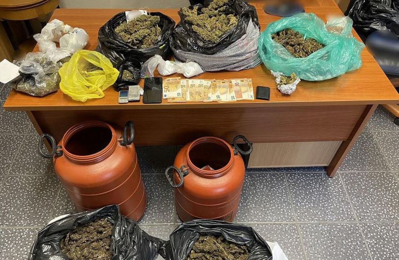 هيراكليون: مواطن من ألمانيا قام بتهريب مادة الحشيش و الكوكايين و مادة مجهولة