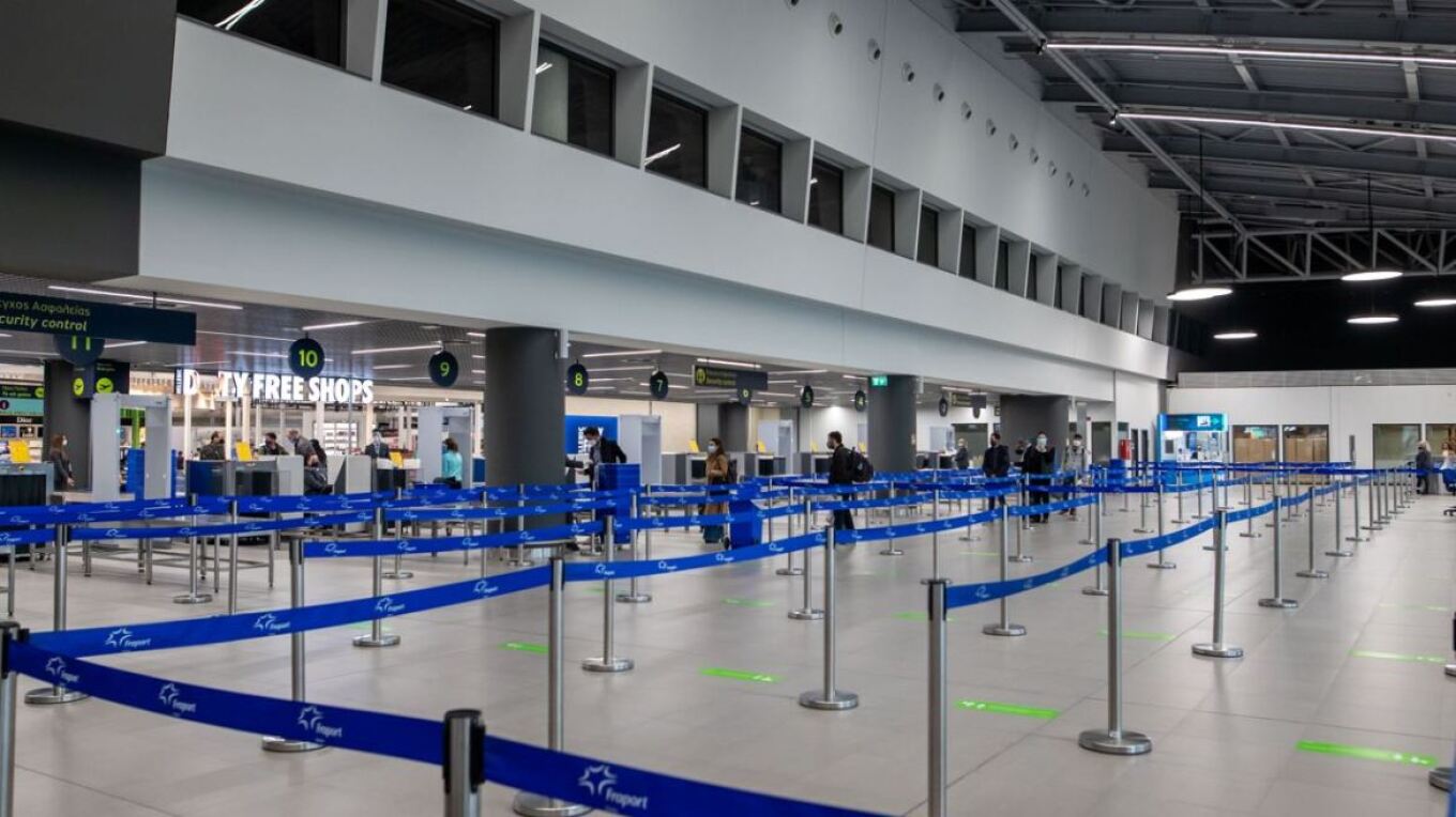 سالونيكي: القبض على رجل وصل مطار "مقدونيا" و معه ٣٠٠٠ علبة سجائر مهربة