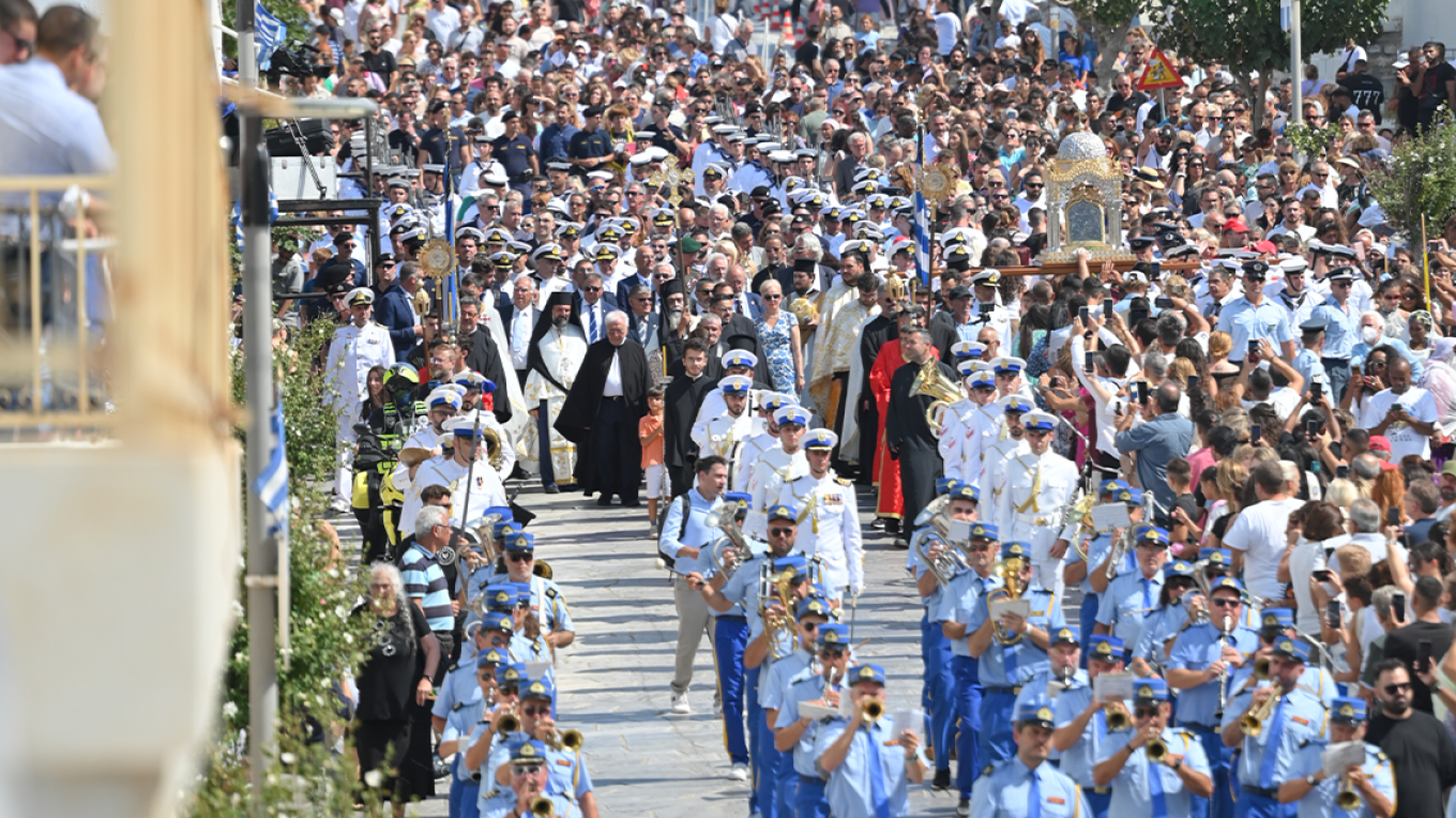 تينوس: تجمع حشود من الناس مرة أخرى هذا العام في الجزيرة للاحتفالات بالخامس عشر من أغسطس
