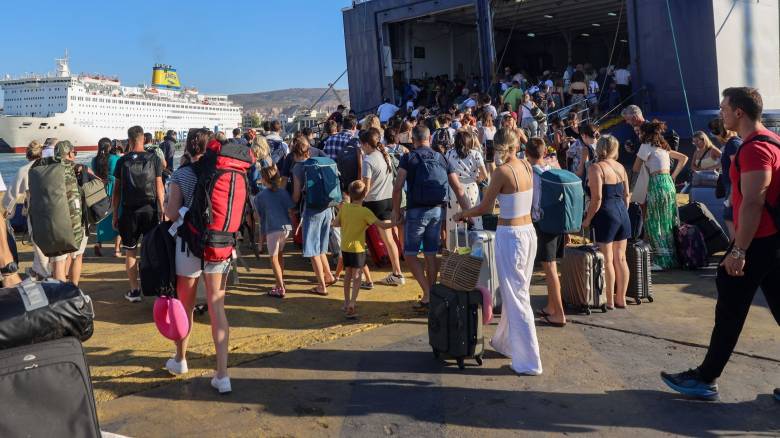 أول رحيل كبير لشهر أغسطس: غادر ٤٥٠٠٠ سائح موانئ أتيكا أمس