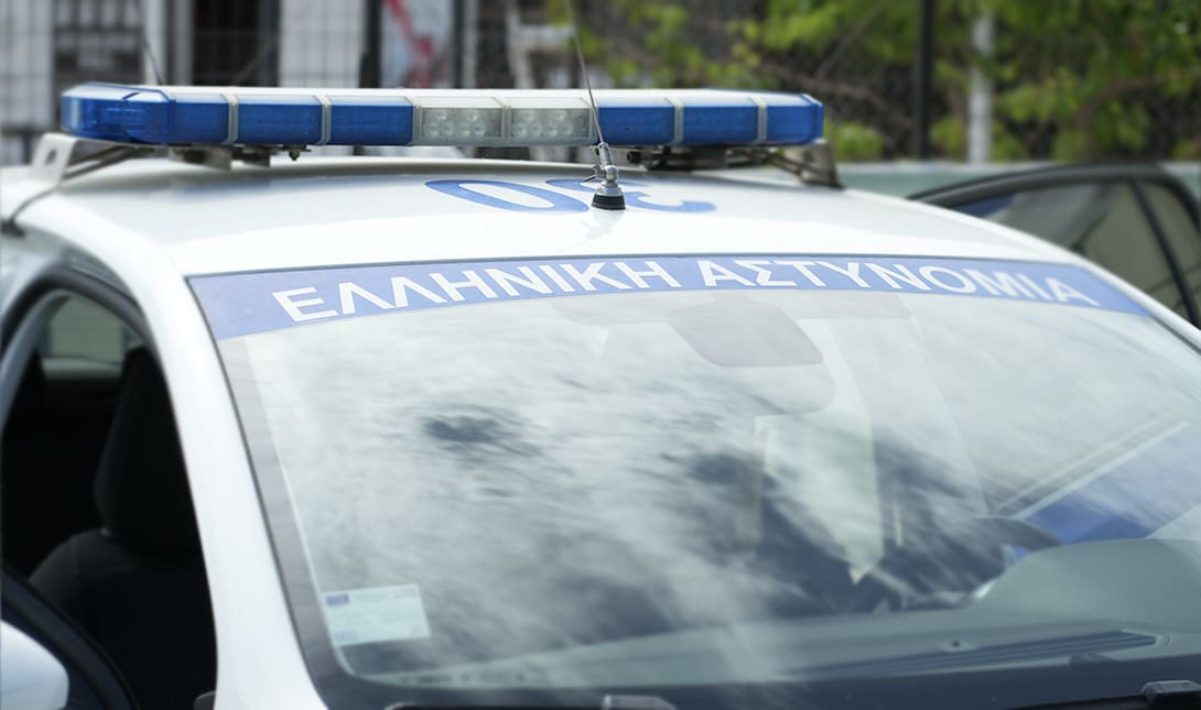 معركة دامية بالرصاص و إصابة ثلاثة في حانة على الشاطئ في خالكيديكي