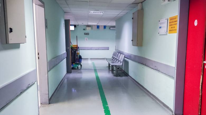 أحد المرضى يقوم بلكم ممرضة داخل مستشفى باترا