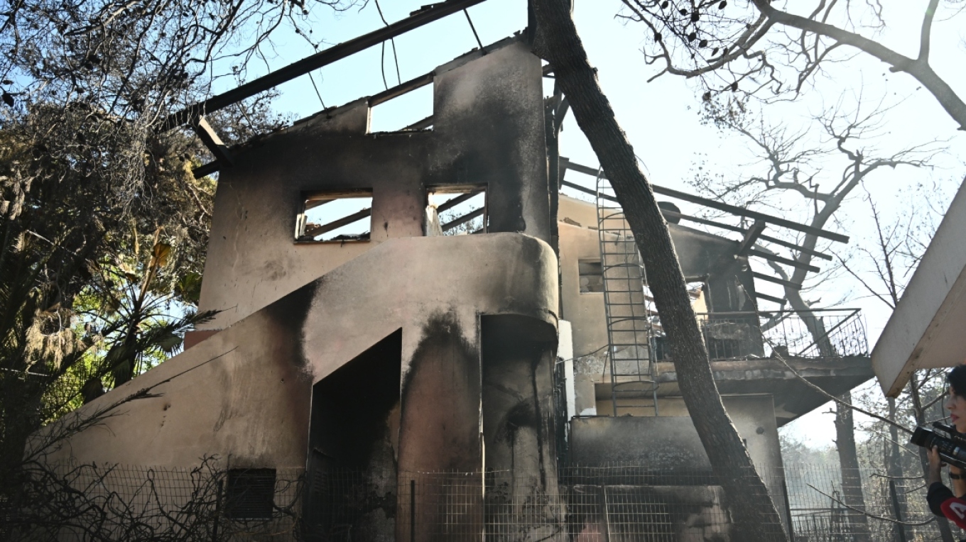 اعتقال شخصين بتهمة نهب المنازل المحروقة في أتيكا