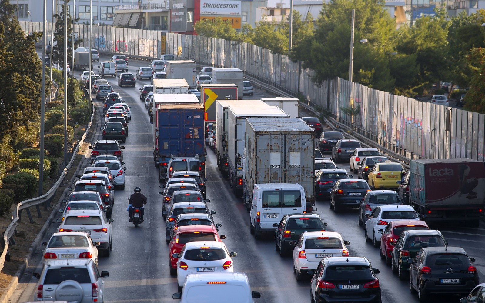 حريق في سيارة متحركة على اتيكي اودوس - استمرار التأخيرات في الوصول إلى المطار