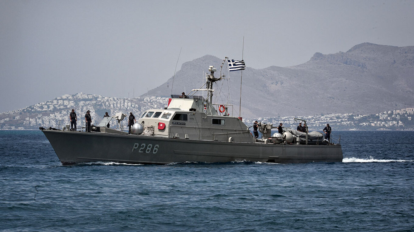 سيمي: حاول قارب سريع يقل مهاجرين من تركيا الاصطدام بسفينة تابعة لخفر السواحل مما أدى إلى مقتل أجنبي