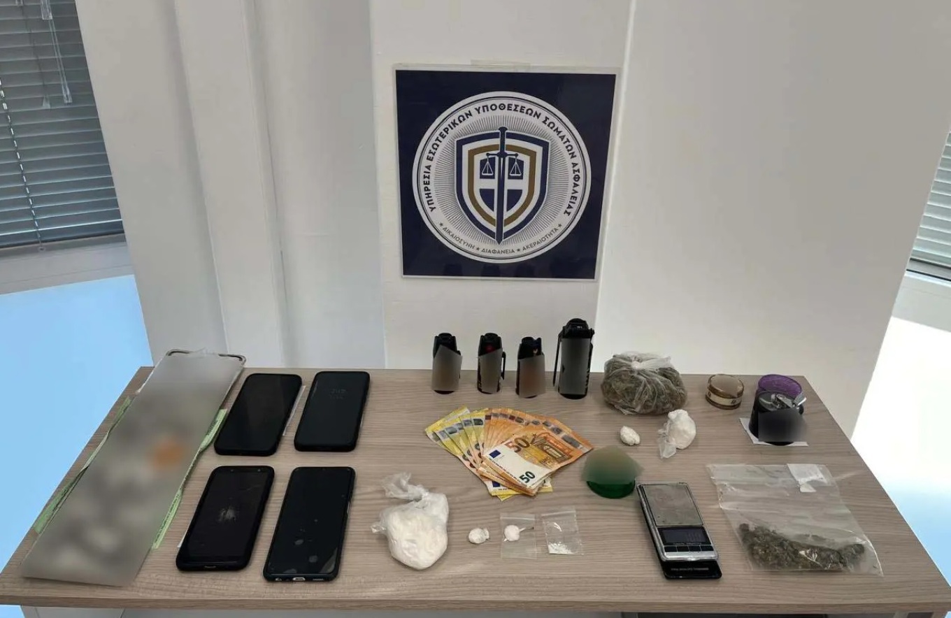 القبض علي رجل إطفاء و شرطي سابق بتهمه تهريب الكوكايين و القنب