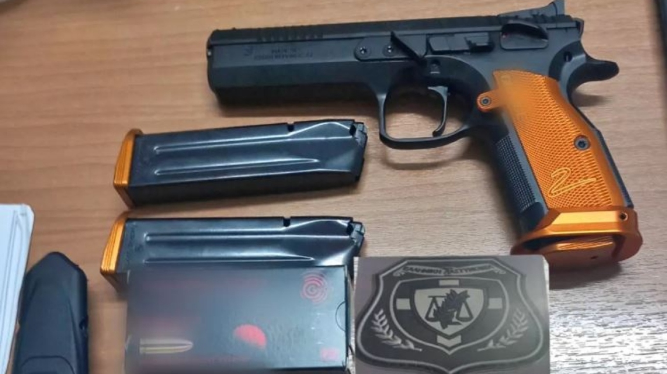 رودس: القبض علي رجل بعد مخالفه إشارة المرور و تم مطاردته - و عثروا على أسلحة و مخدرات في منزله