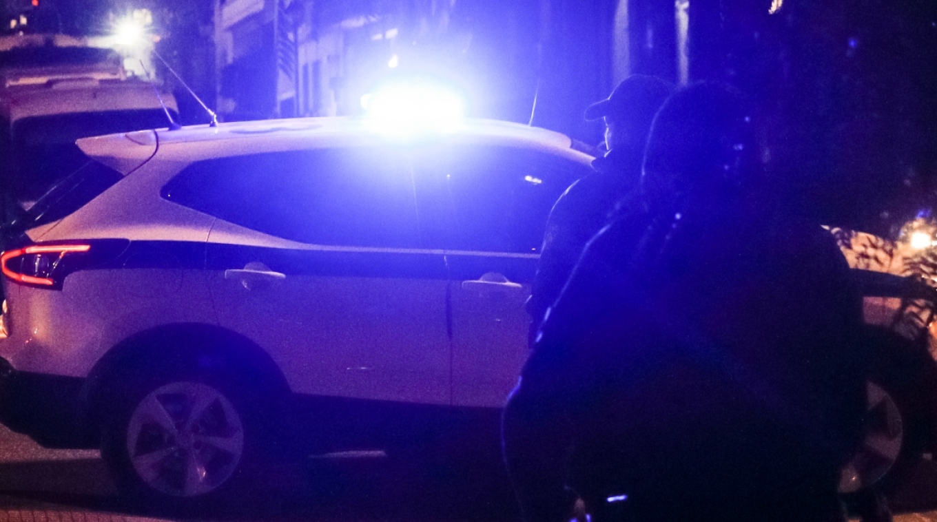 ألقى رجل زجاجة مولوتوف من شرفة منزله في نيا إيونيا و هدد بقتل نفسه