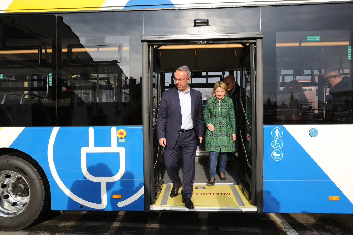 اليوم تم التوقيع على عقد ٣٠٠ حافلة جديدة مع التأجير و يوم الاثنين أول ٣٠ حافلة على الطرق