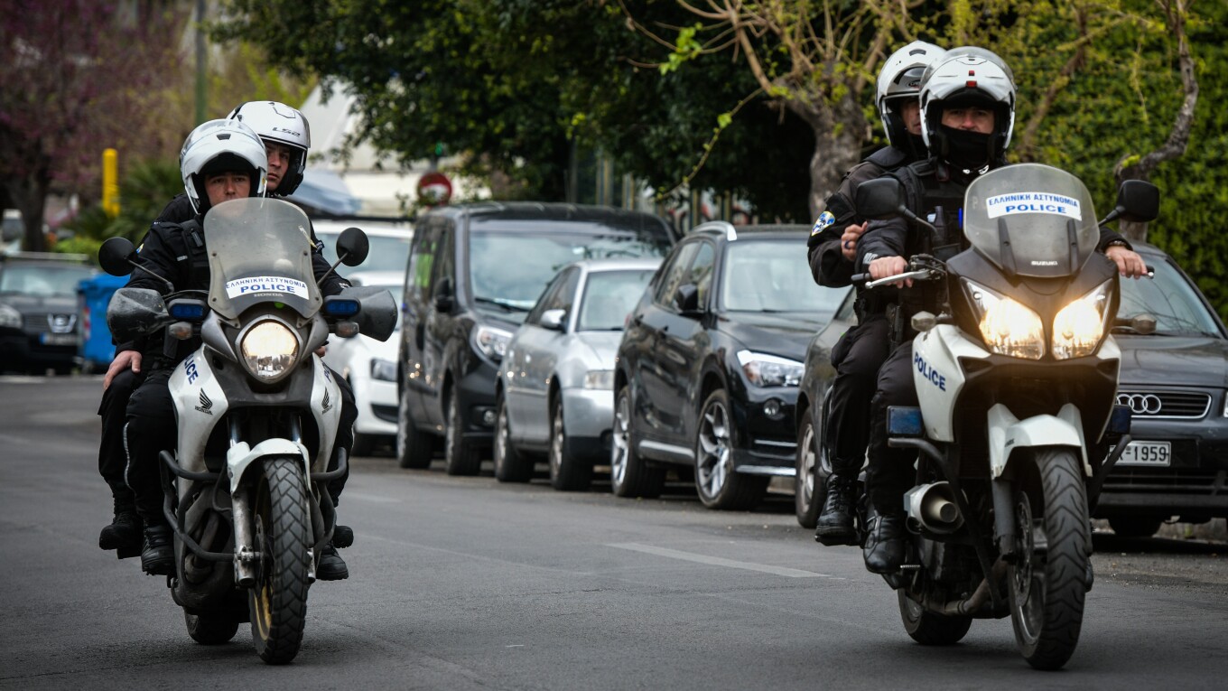 أثينا: القبض على أجنبي بحوزته دراجة نارية مسروقة و مخدرات بعد مطاردة في وسط اثينا