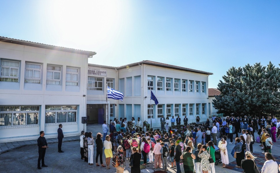 غدا الأربعاء الجرس الأول في المدارس اليونانيه