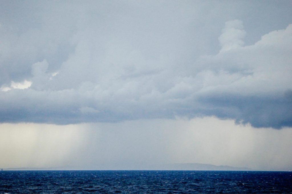 طقس يوم الجمعة غير مستقر مع ارتفاع درجات الحراره من جديد و توقعات لأمطار في بعض المناطق